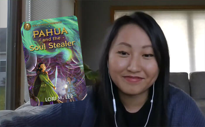 Photo de l’auteur Lori M. Lee avec l’image de son livre superposée, Pahua and the Soul Stealer