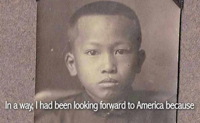 Photo d’un jeune garçon chinois avec lecture de texte D’une certaine manière, j’attendais l’Amérique avec impatience parce que
